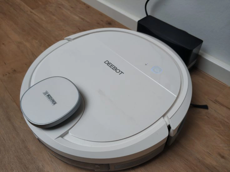 Ecovacs DEEBOT Ozmo 900 Saugroboter an Ladestation