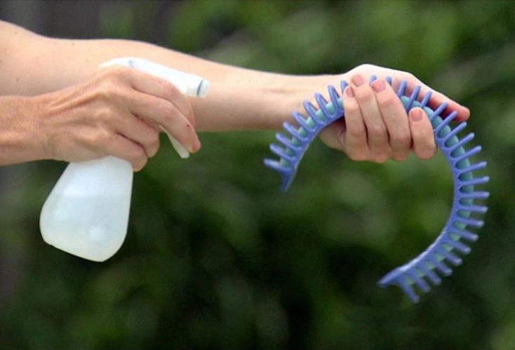 Kühlkragen mit Wasser eingesprüht e1563345132541 Einsprühen des Nackenkühlers mit Wasser.