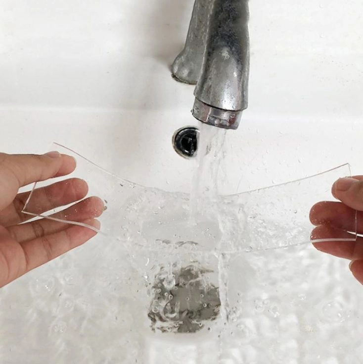 Magisches Klebeband im Waschbecken