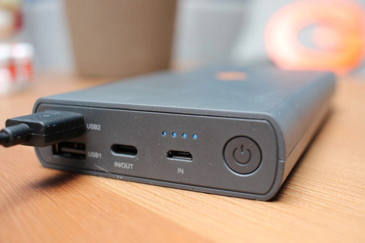 NOVOO Powerbank 20000 Anschlüsse und LEDs 3 NOVOO Powerbank 20000 Anschlüsse und LEDs in Eisblau