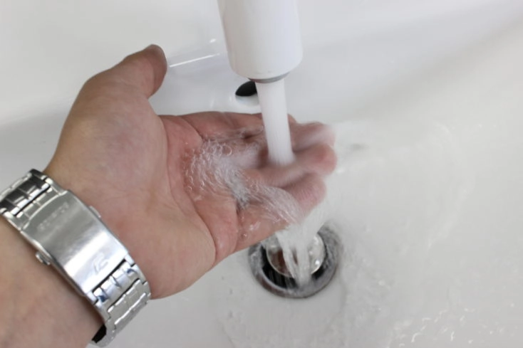 Sensor Wasserhahn Hand nah 