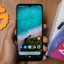 Xiaomi Mi A3 Display in Hand