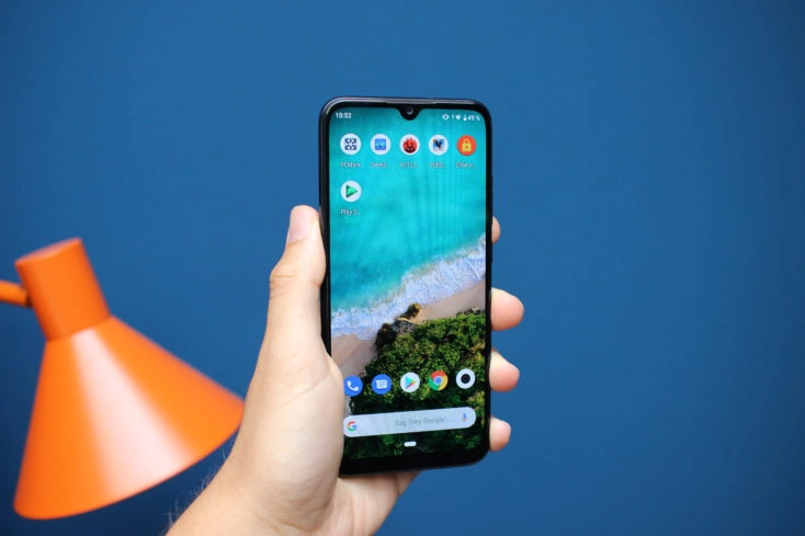 Xiaomi Mi A3 Smartphone schräg in Hand