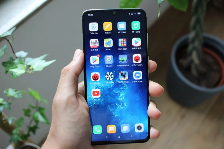 Xiaomi Mi CC9 in Hand