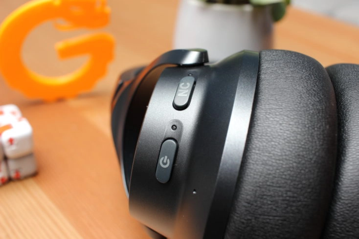 Anker Soundcore Life Q20 Bedienknöpfe links