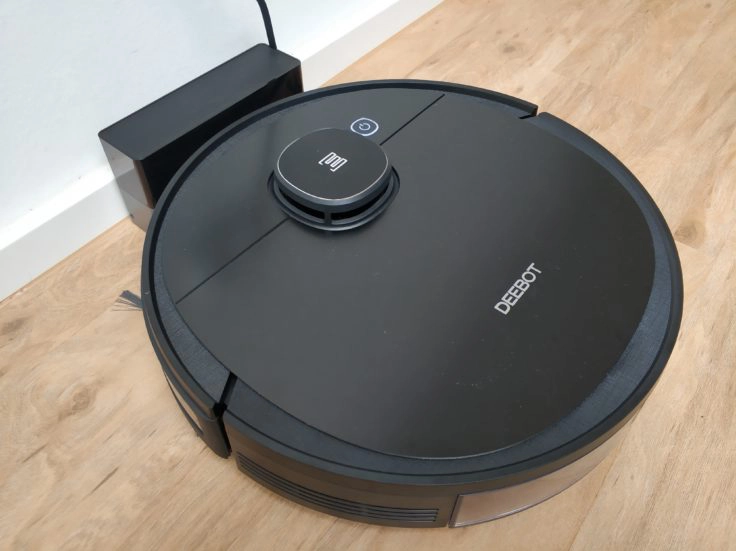 Ecovacs Deebot Ozmo 950 Saugroboter an Ladestation