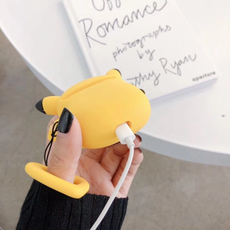 Pikachu Cade von unten mit Ladekabel