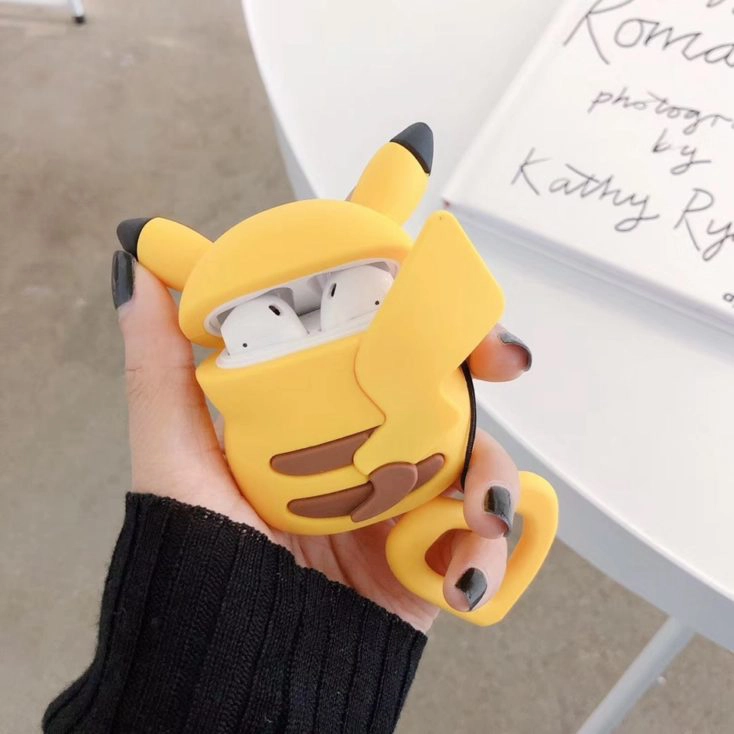 Pikachu Case geöffnet in der Hand