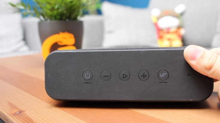 Anker Soundcore Boost Knöpfe der Box. 