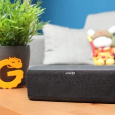 Anker Soundcore Boost auf Tisch.