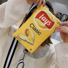 Chips Handtasche vor Kopf
