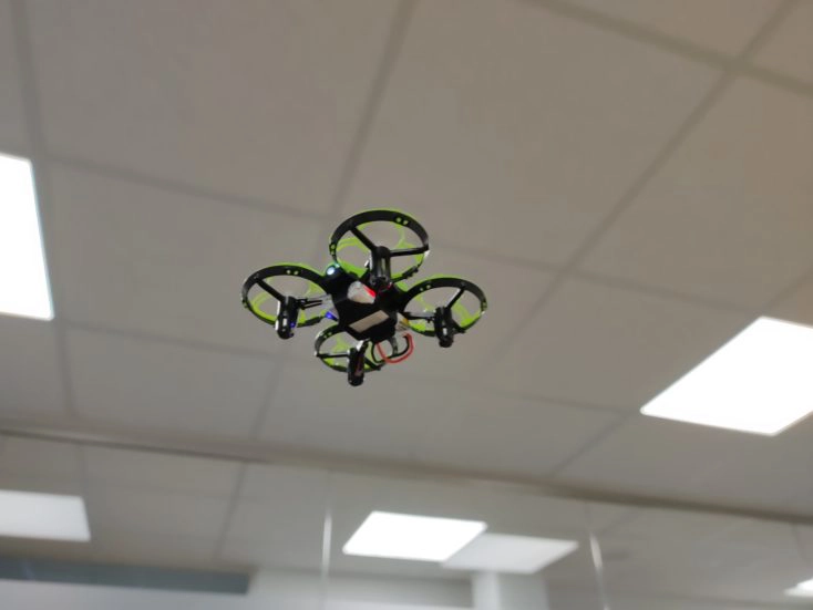 Eachine E016H Mini-Drohne im Flug (indoor) von unten fotografiert