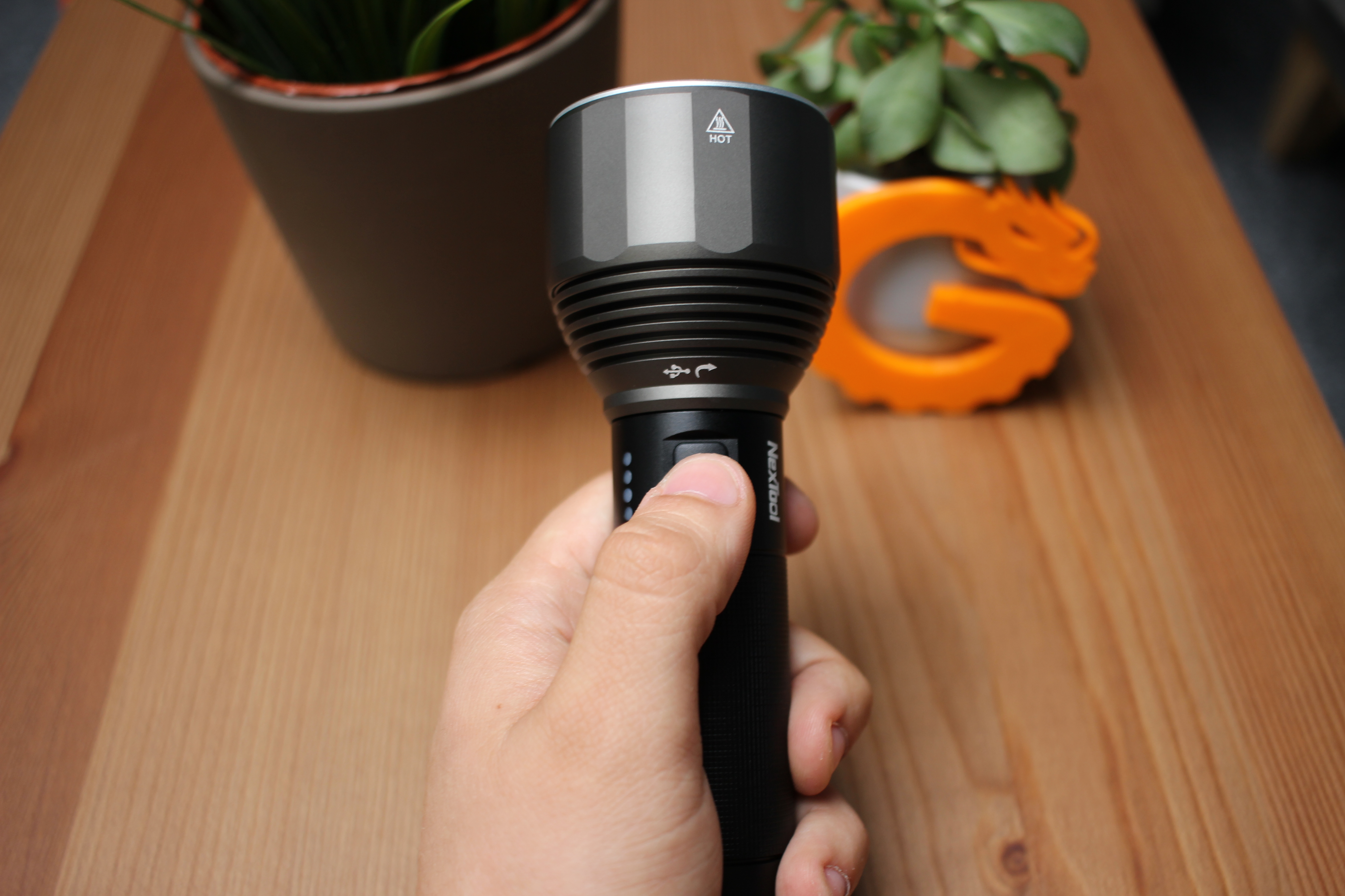 NexTool Taschenlampe Daumen und Knopf2 NexTool Taschenlampe Hand