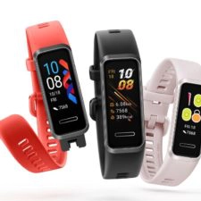 Huawei Band 4 in rot, schwarz und weiß.