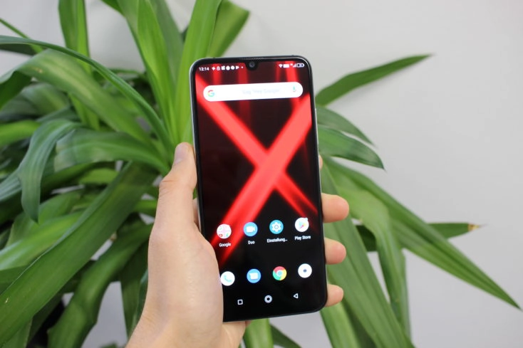 UMIDIGI X Smartphone in Hand