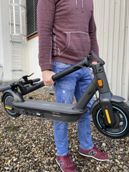 Segway-Ninebot MAX G30D zusammengeklappt in der Hand