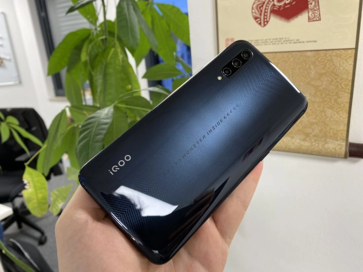 Vivo iQOO Pro Design