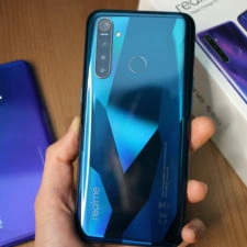 Realme 5 Pro Smartphone Ruckseite in Hand