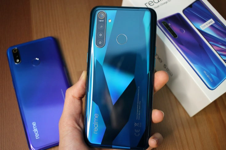 Realme 5 Pro Smartphone Ruckseite in Hand