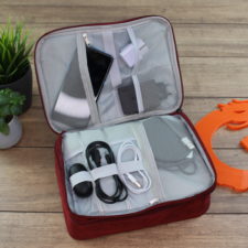 Reise Organizer Tasche offen mit vielen Gadgets.