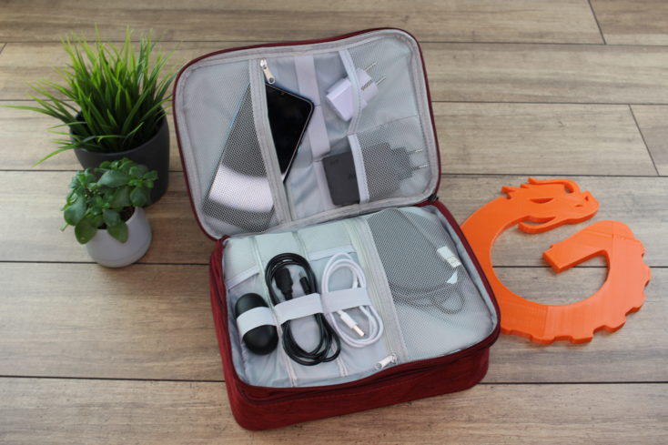 Reise Organizer Tasche offen mit vielen Gadgets.