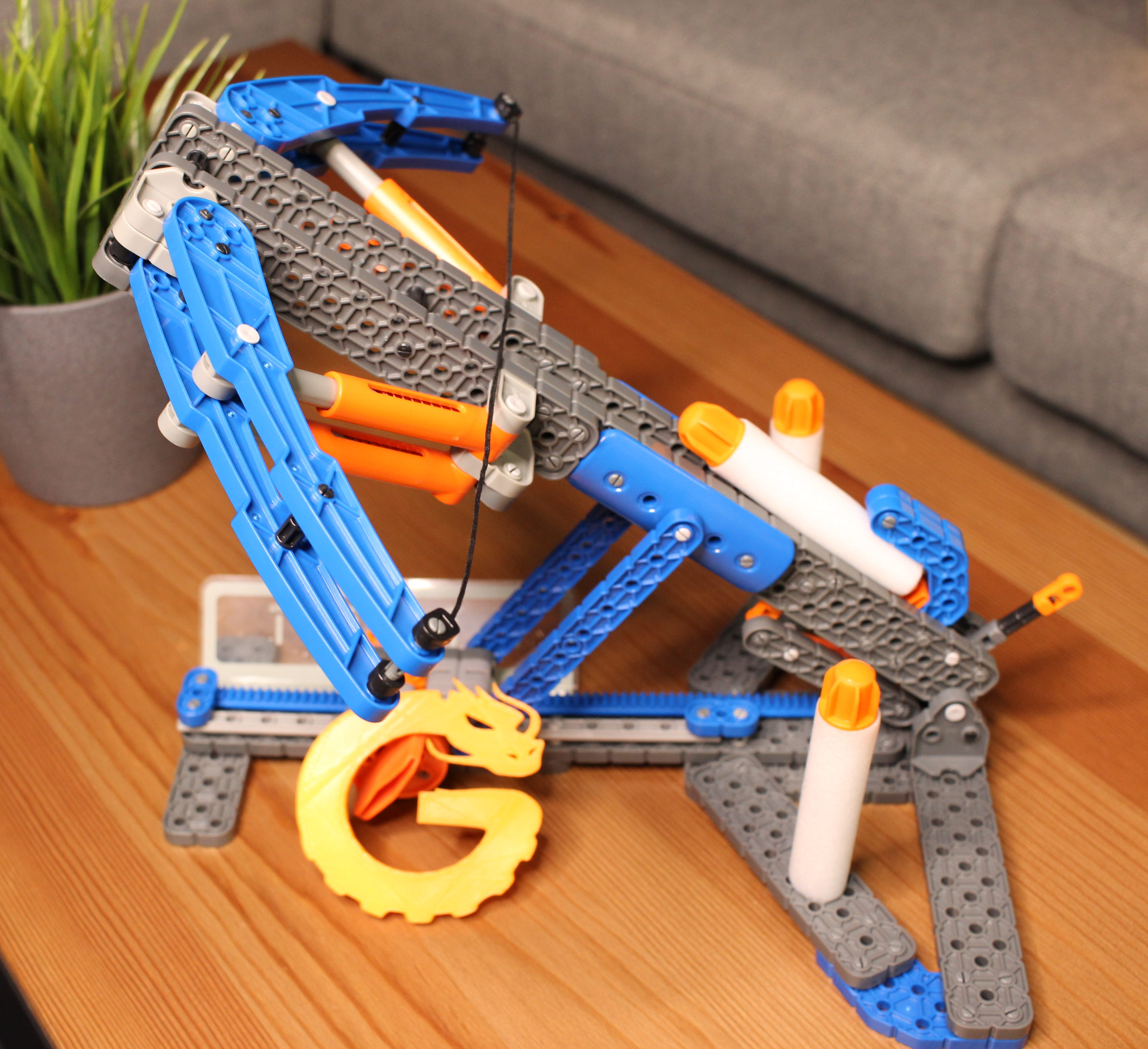 Klemmbaustein-Armbrust aufgebaut.