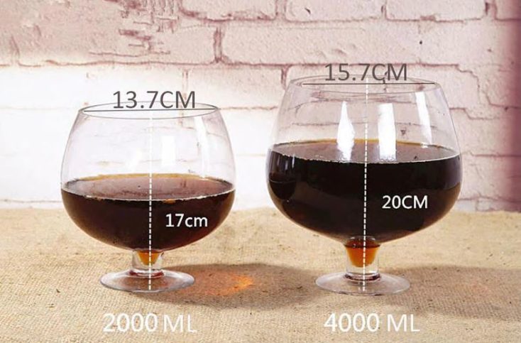 Riesen-Weinglas zwei Größen.