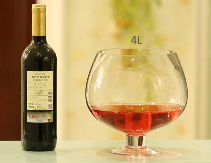 Riesen-Weinglas mit Flasche.