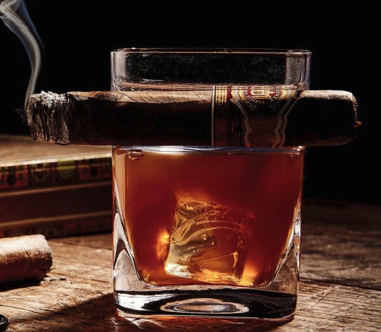 Whiskeyglas Zigarre Glut