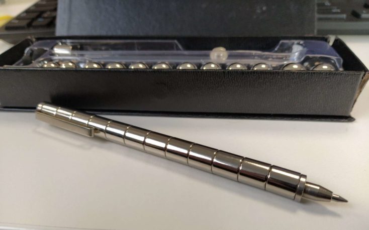 Bakeey Magnetstift auf dem Tisch.