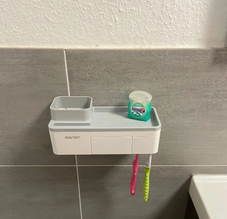 Badezimmer Organizer mit Zahnbürsten