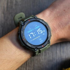 Huami Amazfit T-Rex Smartwatch an Hand