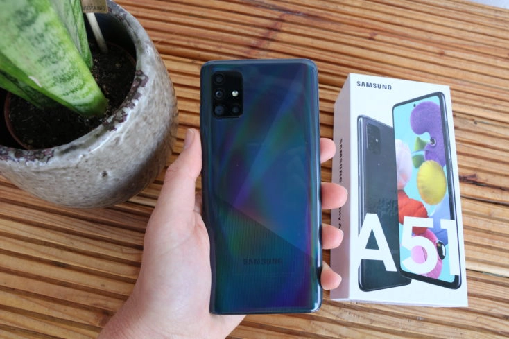 Samsung Galaxy A51 Rueckseite in Hand