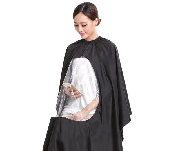 Friseur-Cape angezogen im Sitzen.