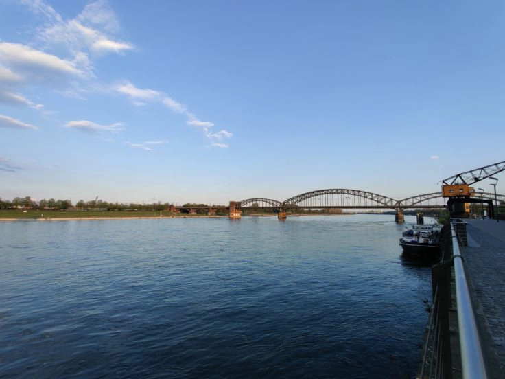 OnePlus 8 Pro Rhein Bruecke Ultraweit