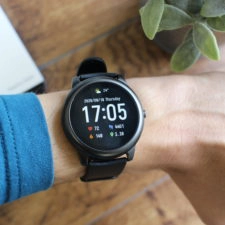 Haylou Solar Smartwatch an Hand