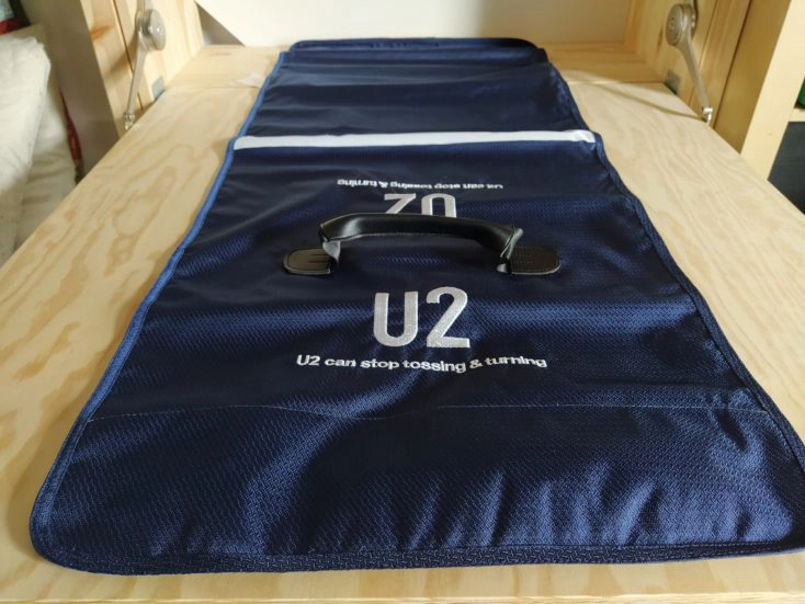 U2 Kissen Tragetasche ausgerollt