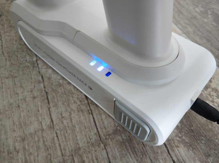 eufy HomeVac S11 Infinity Akkustaubsauger LED Leuchten Akku aufladen