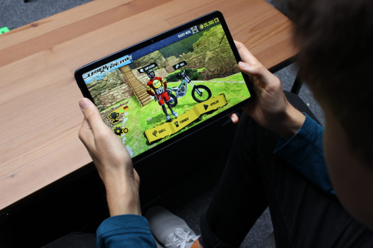 Huawei Matepad Display in Hand Gaming
