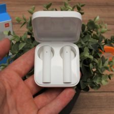 Xiaomi Mi True Wireless Earphones 2 Basic in Hand