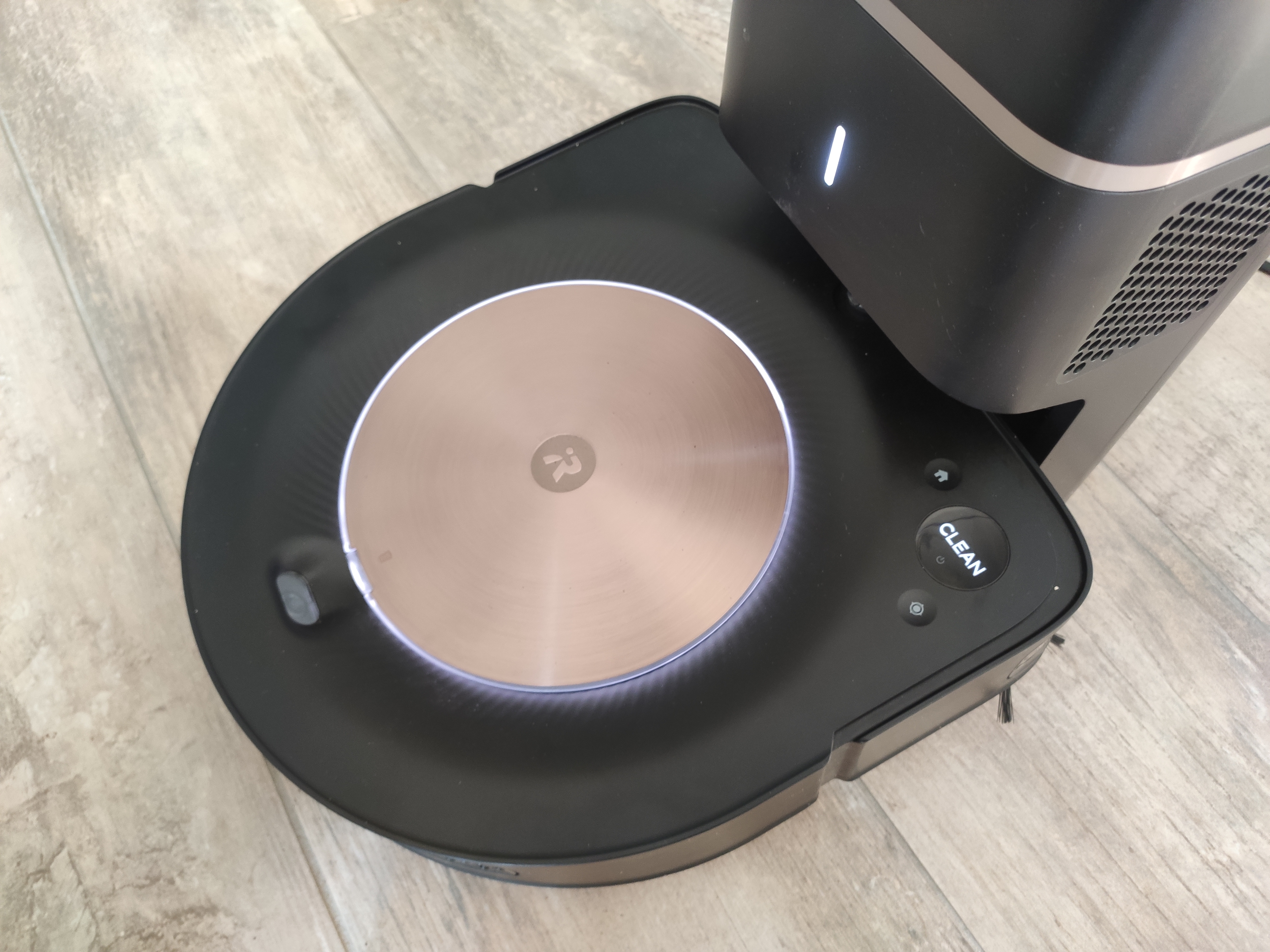 iRobot Roomba s9 Saugroboter Absaugstation Design