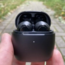 EarFun Air Kopfhoerer in der Hand