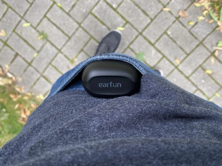 EarFun Air Kopfhoerer in der Hosentasche