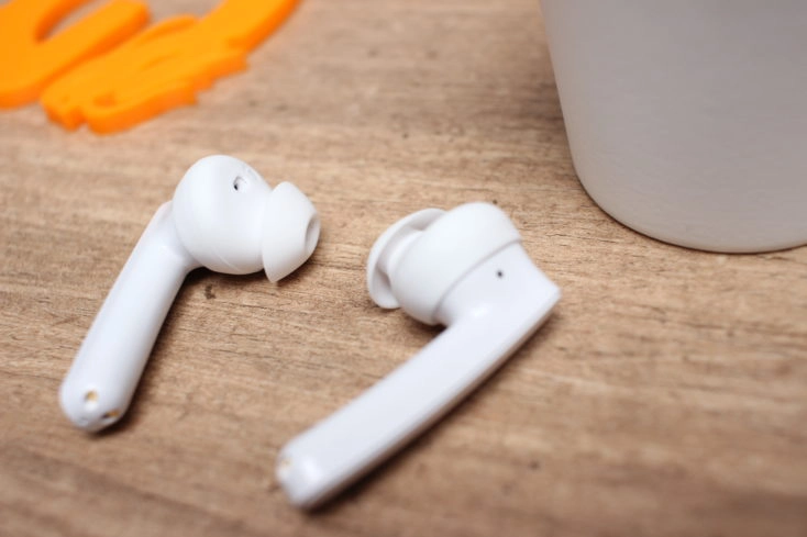 Mobvoi Earbuds ANC Kopfhoerer nebeneinander