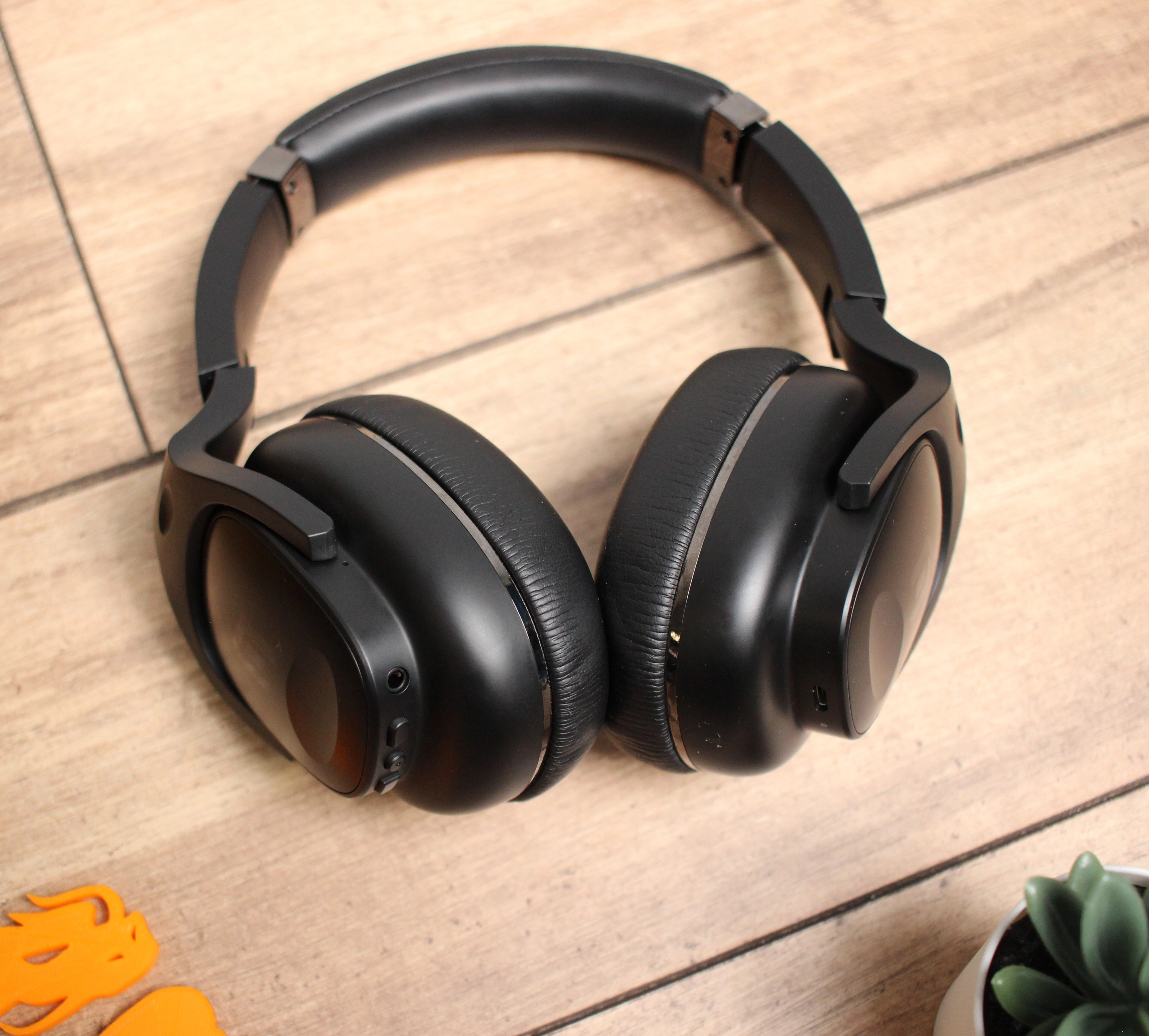 TicKasa ANC Kopfhoerer auf dem Tisch Beitragsbild