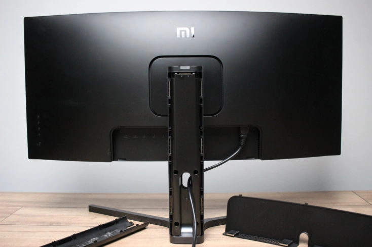 Xiaomi Curved Gaming Monitor Rueckseite und Abdeckung offen