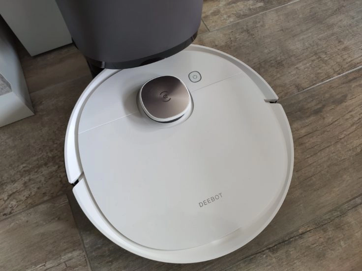 Ecovacs Deebot Ozmo T8 Saugroboter an Absaugstation Staubkammer leeren