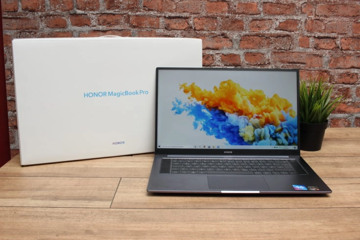 Honor MagicBook Pro von vorne mit Verpackung