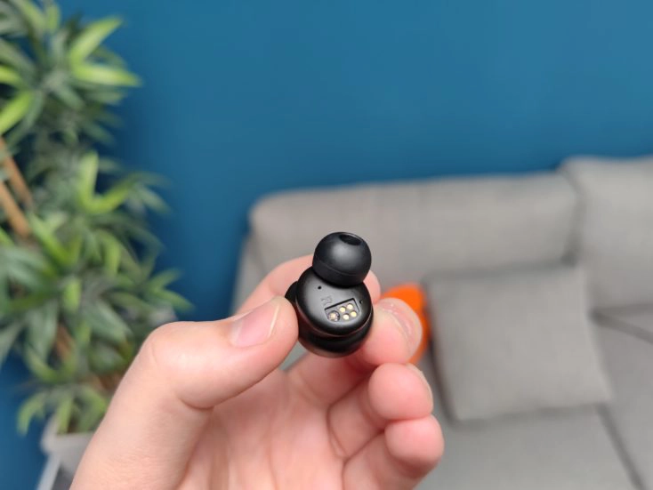 Tronsmart Apollo Bold Kopfhoerer in der Hand Sensor