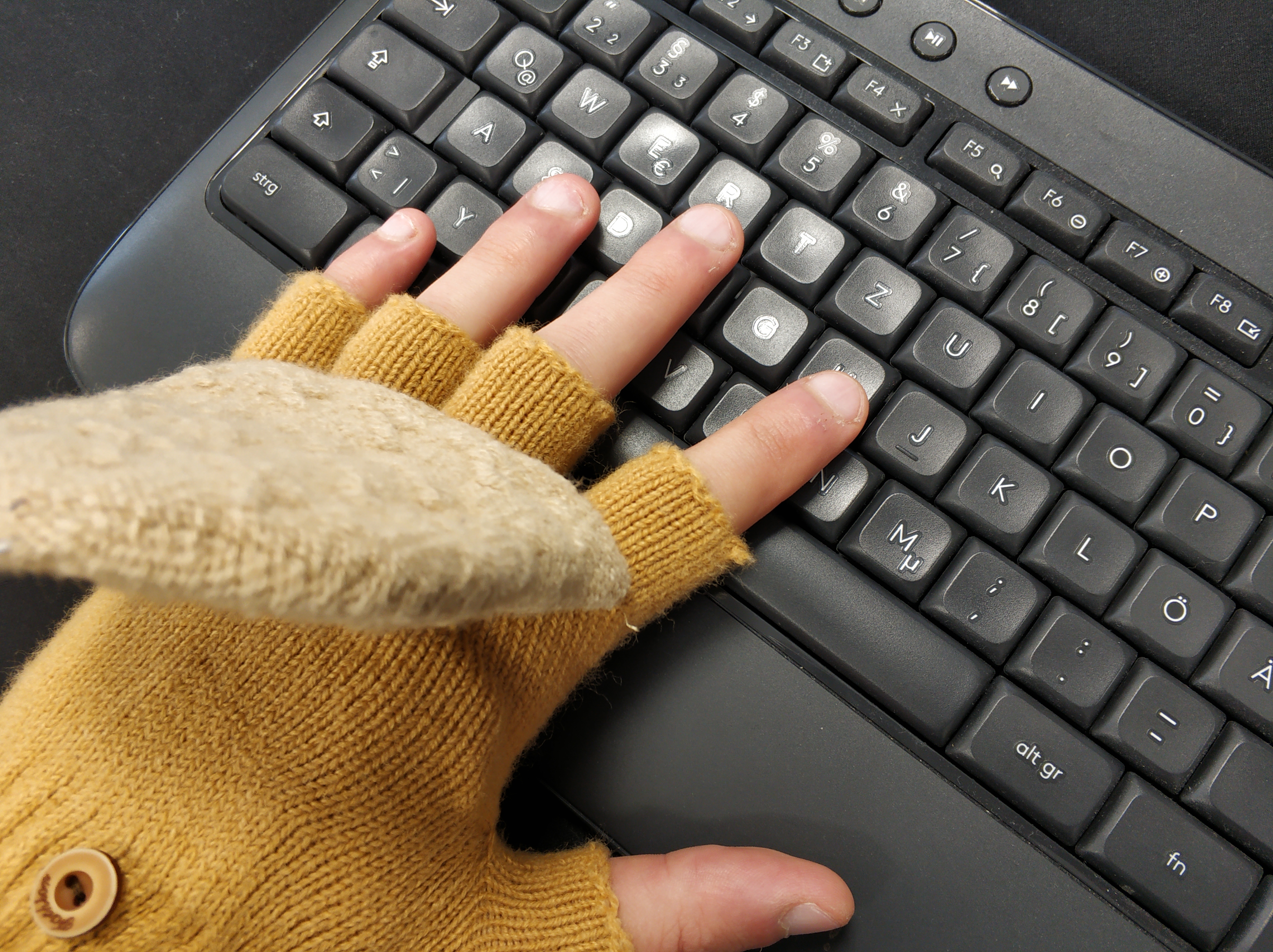 Beheizbare Handschuhe gegen kalte Finger an der Tastatur